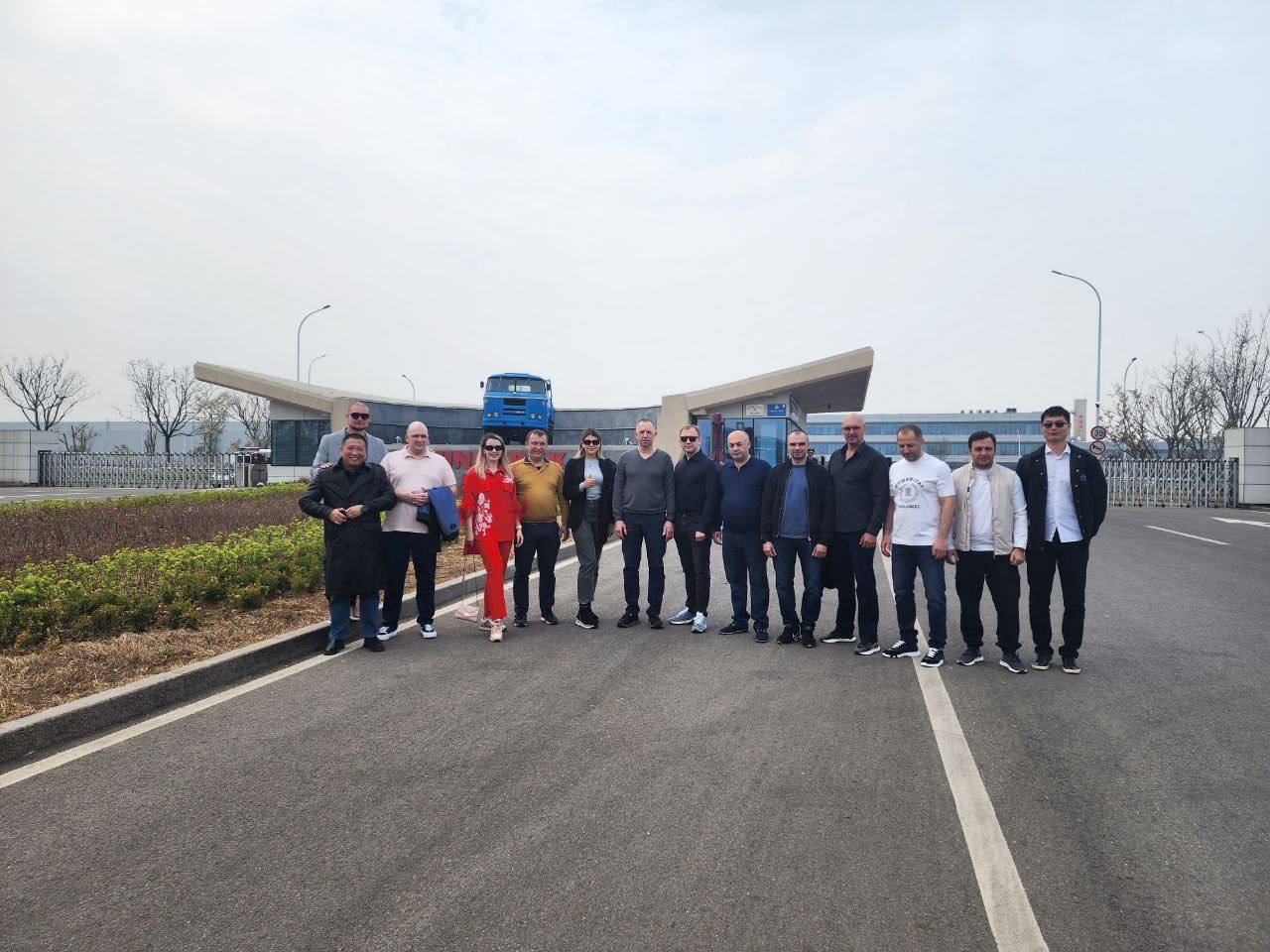 Изображение к статье «КЛИЕНТЫ КОМПАНИИ «РУСБИЗНЕСАВТО» ПОСЕТИЛИ ЗАВОД SINOTRUK В КИТАЕ»