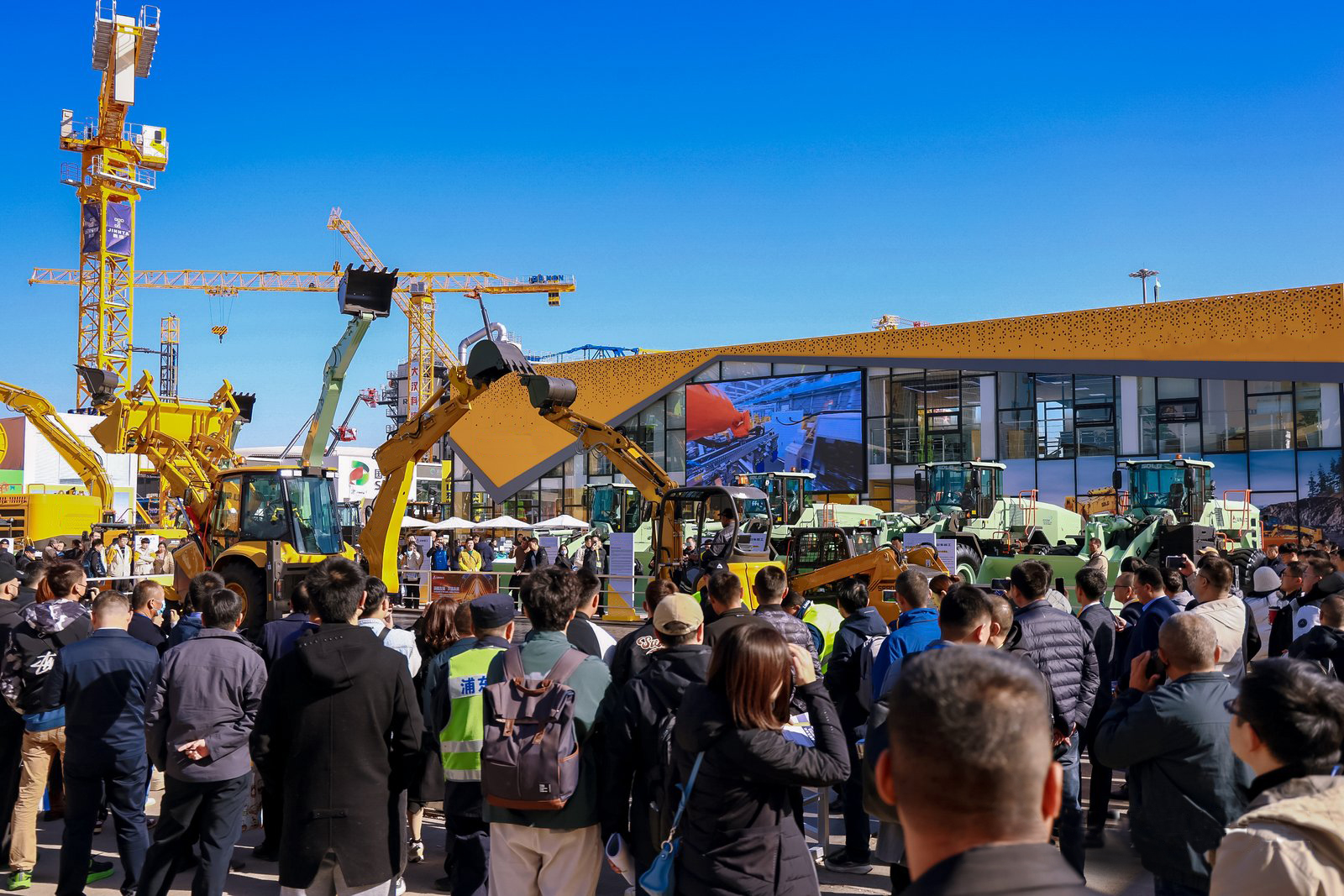 Изображение к статье «КОМПАНИЯ «РУСБИЗНЕСАВТО» ПОЛУЧИЛА НАГРАДУ ОТ ЗАВОДА-ПРОИЗВОДИТЕЛЯ БРЕНДА LGCE НА ВЫСТАВКЕ BAUMA CHINA 2024»