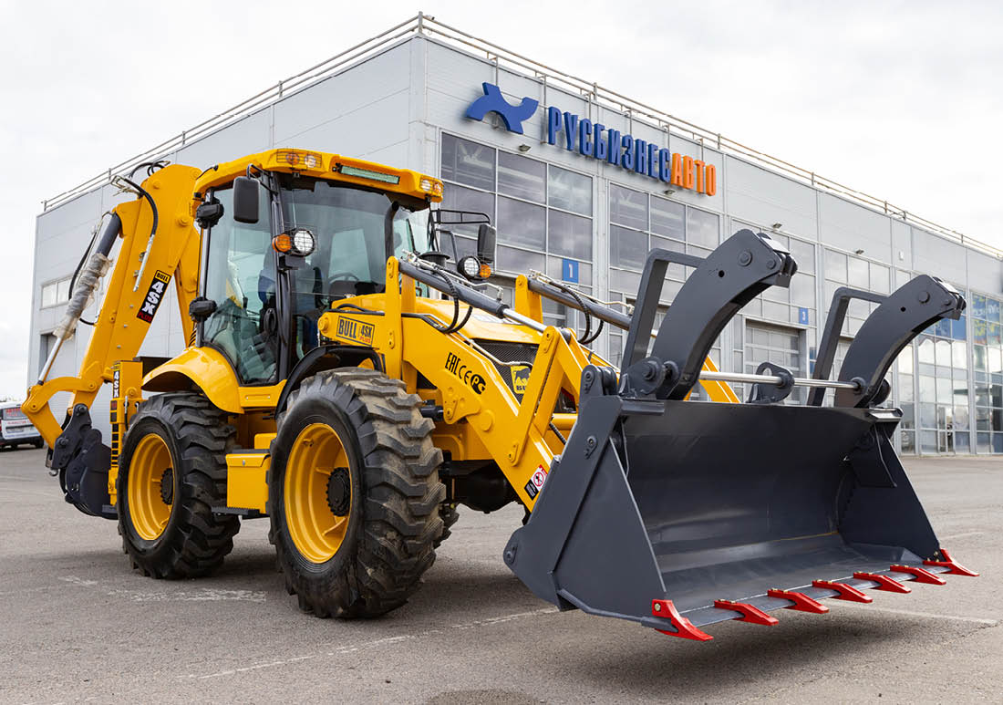 Изображение к статье «Самый большой склад экскаваторов-погрузчиков в России»